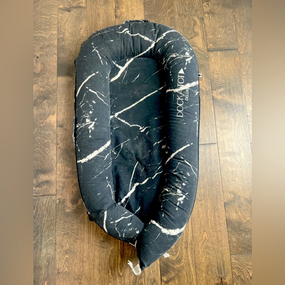 Dock A Tot Deluxe Infant Lounger (Black and White Marble Cover)